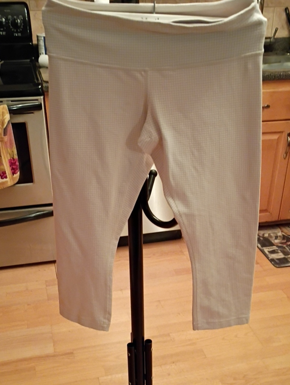 lululemon athletica Light Cream Capri Leggings with Subtle Grid Wunder Under